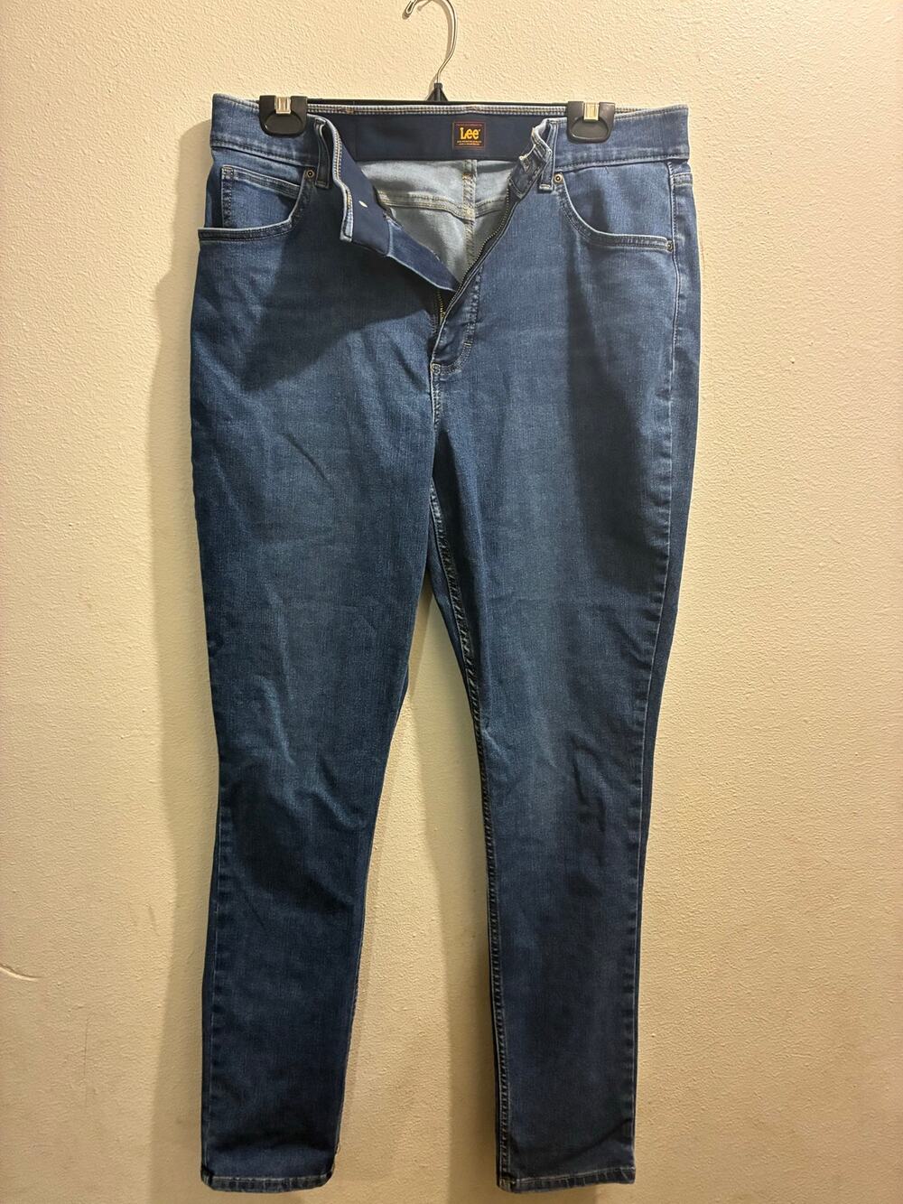 Lee Mid/High Rise Skinny Jeans – Medium Wash (Size 16)